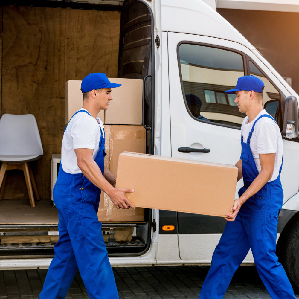 Umzugsunternehmen aus Leipzig belädt einen Transporter mit Umzugskartons und Möbeln vor einem Haus Umzugsunternehmen aus Leipzig belädt einen Transporter mit Umzugskartons und Möbeln vor einem Haus